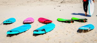 Tablas de surf en arena de playa - foto de stock