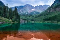 Maroon Bells in red and green colors — Stock Photo