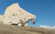 Mulher escalando em grande rocha única — Fotografia de Stock