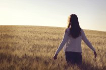 Donna in piedi nel campo di grano — Foto stock