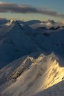 Condiciones ventosas en picos nevados - foto de stock