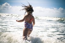 Menina jogando no mar — Fotografia de Stock