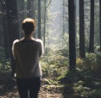 Жінка дивиться в лісі — стокове фото