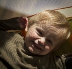 Petit garçon souriant dans un parc pour enfants — Photo de stock