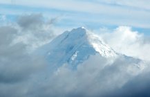 Vue aérienne de la montagne enneigée — Photo de stock