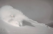 Спуск лыжника — стоковое фото