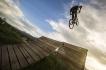 Hombre saltando en bicicleta - foto de stock