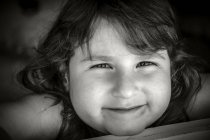 Портрет улыбающейся девушки — стоковое фото