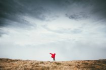 Mann springt mit Berglandschaft in die Luft — Stockfoto
