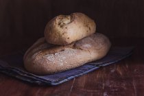 Brote auf Tischdecke — Stockfoto