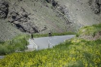 Cyclisme dans les montagnes de l'Himalaya — Photo de stock