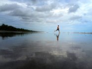 Junge rennt am Strand — Stockfoto
