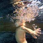 Kleinkind unter Wasser, Seitenansicht — Stockfoto