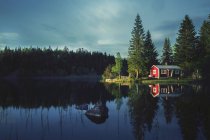 Маленька каюта біля озера — стокове фото