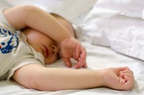Спящий ребенок на кровати — стоковое фото