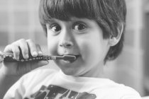 Niño cepillando dientes - foto de stock