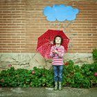 Chica con paraguas rojo irregular - foto de stock