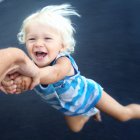 Criança sendo girado ao redor — Fotografia de Stock
