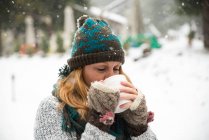 Woman drinking tea — Stock Photo