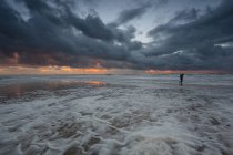 Calma dopo tempesta con cielo drammatico — Foto stock