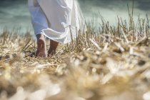 Женщина, идущая в поле — стоковое фото