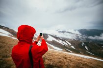 Homem fotografando paisagem — Fotografia de Stock