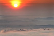 Schöner Sonnenaufgang über den Bergen — Stockfoto