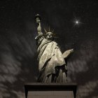 США, New York State, New York, Statue of Liberty ночью — стоковое фото