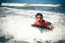 Garçon surf en mer — Photo de stock