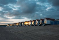 Пляжні будинки в сутінках — стокове фото