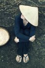 Femme portant style asiatique chapeau conique — Photo de stock