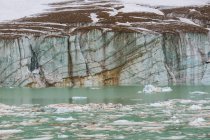 Glaciar y estanque Cavell - foto de stock