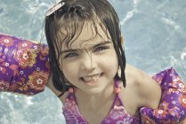 Chica joven en la piscina - foto de stock