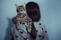 Giovane donna che tiene gatto — Foto stock