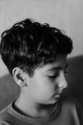 Молодий хлопчик з яскраво вираженими рисами обличчя — стокове фото