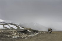 Lonely roads on highest motorable road — Stock Photo