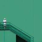 Donna con cappello sulle scale — Foto stock