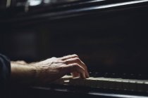Рука пианиста на фортепиано клавиатуре — стоковое фото