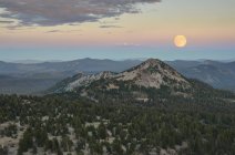 Ascensão da lua sobre o pico de leitura — Fotografia de Stock