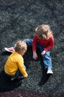 Два мальчика играют — стоковое фото