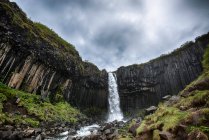 Vista de la cascada de Svartifoss - foto de stock