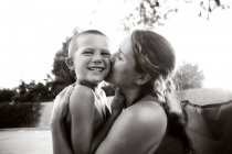 Mãe beijando filho no parque — Fotografia de Stock