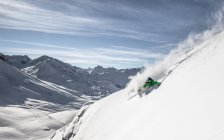 Безкоштовна їзда на лижах вниз на лижах — стокове фото