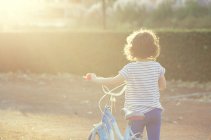 Девушка ходит на велосипеде — стоковое фото