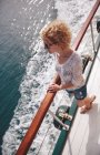 Mujer joven en el barco - foto de stock