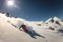 Skier doing turn in fresh snow — Stock Photo