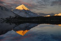 Reflexión del pico de flecha en el lago Bench - foto de stock