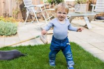 Criança brincando no quintal — Fotografia de Stock
