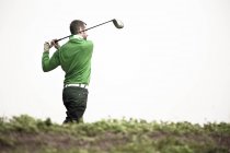 Homme jouant au golf — Photo de stock