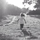 Вид сзади на бегущую девочку — стоковое фото